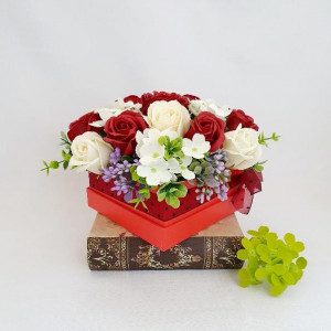 Aranjament din flori de sapun -cutie patrata rosie  (cod 15054