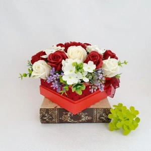 Aranjament din flori de sapun -cutie patrata rosie  (cod 15054