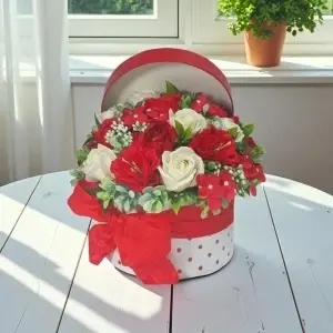 Aranjament din flori de sapun -cutie rotunda (cod 2279)