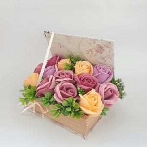 Aranjament din trandafiri de sapun in cutie tip carte (cod1349) 3