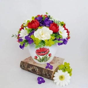 Aranjament floral cu diverse flori de sapun-vas ceramic maci (cod 1501)