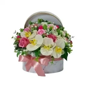 Aranjament floral cu trandafiri si orhidee (cod 2282)poza5