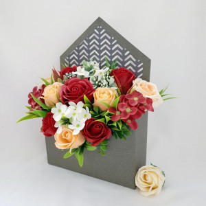 Aranjament floral -cutie plic (cod 16021