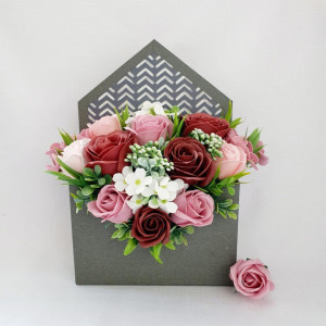 Poza aranjament floral-cutie plic (cod 1606)-4