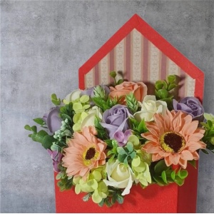 Aranjament floral-cutie plic (cod 2233)