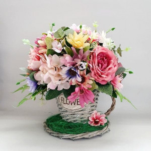 Aranjament floral din trandafiri in cos tip cana cu farfurie (cod 1404) 5