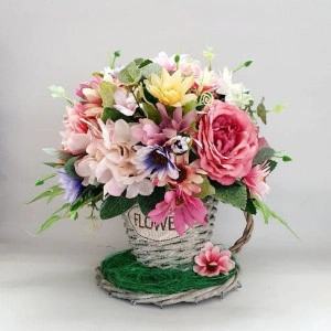 Aranjament floral din trandafiri in cos tip cana cu farfurie (cod 1404) 5