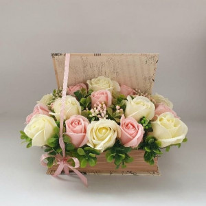 Aranjament floral in cutie tip carte (cod1339) 5