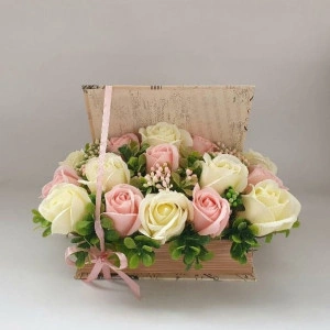 Aranjament floral in cutie tip carte (cod1339) 5