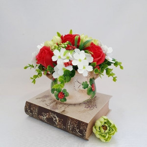 Aranjament floral-rosu si alb "Trifoi si buburuze" (cod 1485) 2005