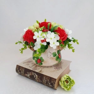 Aranjament floral-rosu si alb "Trifoi si buburuze" (cod 1485) 2005