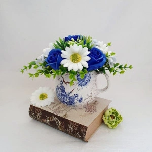 Aranjament floral- trandafiri albastri si margarete (cod 1487) 5003
