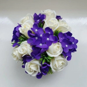 Aranjament flori de sapun violet si crem-cutie rotunda (cod 1228) 3