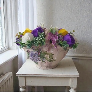 Aranjament in cos ceramic-flori de sapun (cod 2327)