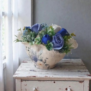 Aranjament in cos ceramic-trandafiri de sapun (cod 2326)
