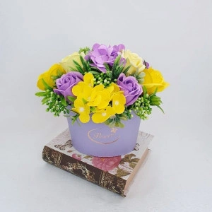 Aranjament din flori de sapun-cutie de carton (cod 1476)