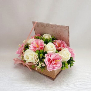 Aranjament din flori de sapun in cutie tip carte (cod 1424) 5