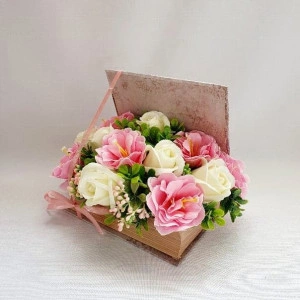 Aranjament din flori de sapun in cutie tip carte (cod 1424) 5