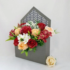 Aranjament floral -cutie plic (cod 16022