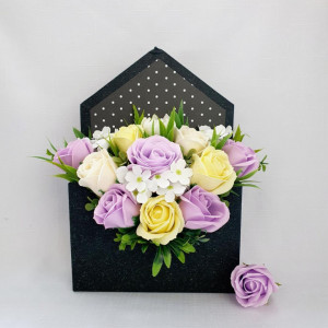 Aranjament floral-cutie plic (cod 16073