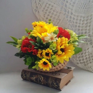Aranjament floral din maci si floarea soarelui- cos rustic (cod 1148)