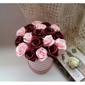 aranjament floral din flori de sapun roz si burgundy 2