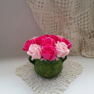 Aranjament floral din trandafiri de sapun roz- ghiveci ceramica (cod 1094)