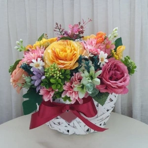 Aranjament floral din trandafiri in cos barcuta (cod 1209) 1