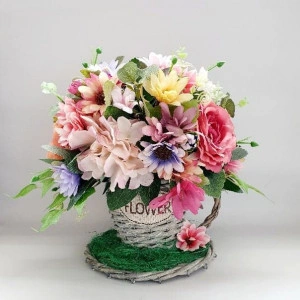 Aranjament floral din trandafiri in cos tip cana cu farfurie (cod 1404)