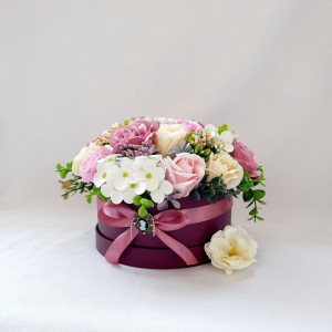 Aranjament floral in cutie rotunda burgundy  (cod 1651)1