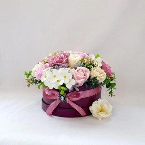 Aranjament floral in cutie rotunda burgundy  (cod 1651)1