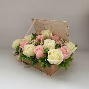 Aranjament floral in cutie tip carte (cod1339) 6