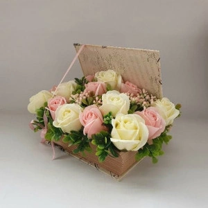 Aranjament floral in cutie tip carte (cod1339)