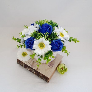 Aranjament floral- trandafiri albastri si margarete (cod 1487) 5004