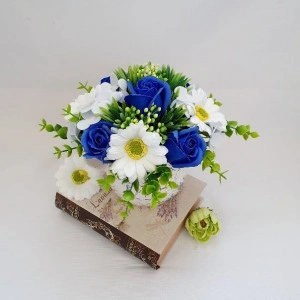Aranjament floral- trandafiri albastri si margarete (cod 1487) 5004