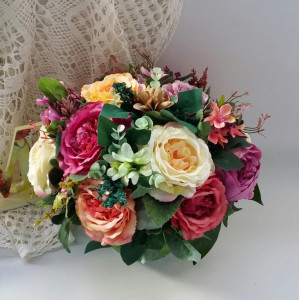 Aranjament floral din trandafiri si bujori 4