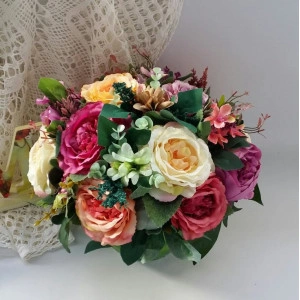 Aranjament floral din trandafiri si bujori 4