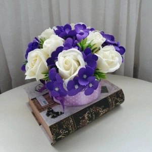 Aranjament flori de sapun violet si crem-cutie rotunda (cod 1228) 4