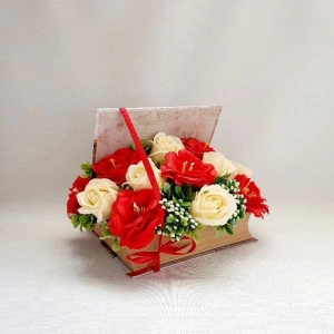 Aranjament din flori de sapun in cutie tip carte (cod 1422) 4