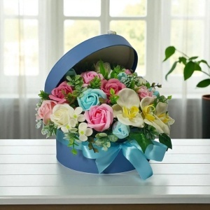 Aranjament floral cu trandafiri de sapun si orhidee (cod 2283)