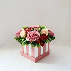 Aranjament floral-cutie patrata (cod 1588)