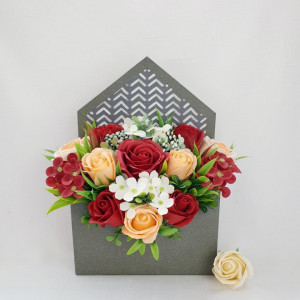 Aranjament floral -cutie plic (cod 16023