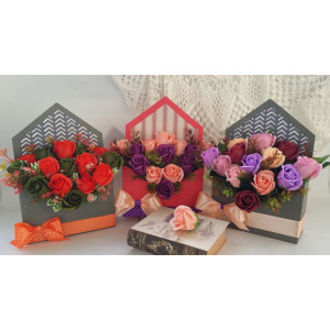 Aranjament flori de sapun in cutie plic 18