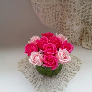 aranjament floral din trandafiri de sapun roz si ciclamen 3