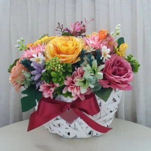 Aranjament floral din trandafiri in cos barcuta (cod 1209) 2