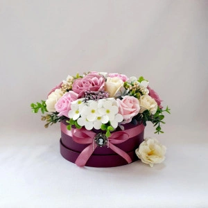 Aranjament floral in cutie rotunda burgundy (cod 1651)