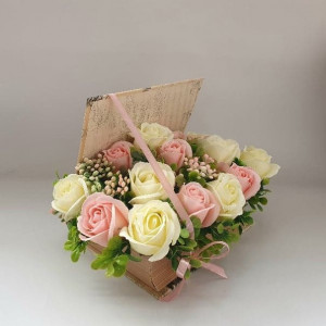 Aranjament floral in cutie tip carte (cod1339) 7