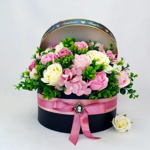Trandafiri de sapun roz si crem in cutie rotunda-16845
