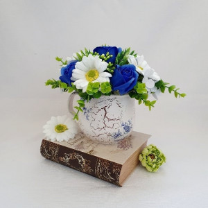 Aranjament floral- trandafiri albastri si margarete (cod 1487) 5005