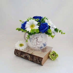Aranjament floral- trandafiri albastri si margarete (cod 1487) 5005